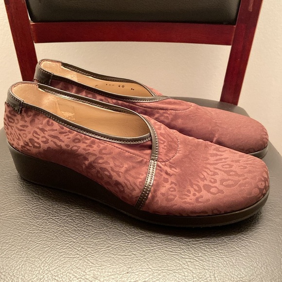 Taryn Rose Brown Leopard Flats Size 9 - Picture 2 of 5